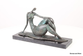 Abstract bronzen beeld rustende vrouw