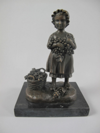 Bronzen beeld meisje met druivenmandje