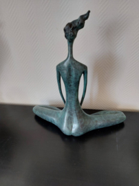 Bronzen vrouw in lotushouding beeld