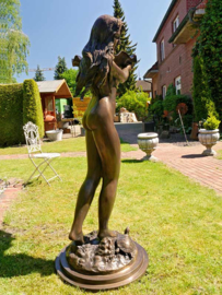 Bronzen fontein vrouw met schelp