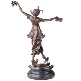 Dansende vrouw met doeken bronsbeeld