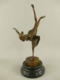 Arabesk danseres bronzenbeeld