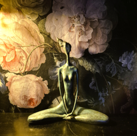 Bronzen vrouw in lotushouding beeld