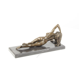 Bronzen erotisch liggende vrouw