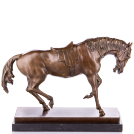 Paard in piaffe draf bronsbeeld
