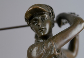 Bronzen golfspeelster beeld