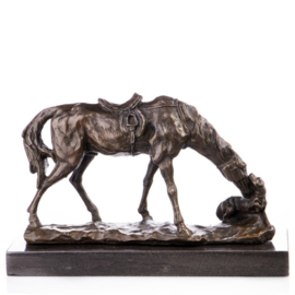 Paard samen met een hond brons beeld
