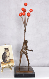 Banksy Flying Balloon Girl bronzenbeeld