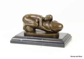 Bronzen beeld vrouw omhelst penis