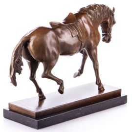 Paard in piaffe draf bronsbeeld