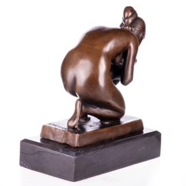 Bronzen beeld naakt drinkende vrouw
