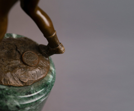 Bronzen golfspeelster beeld