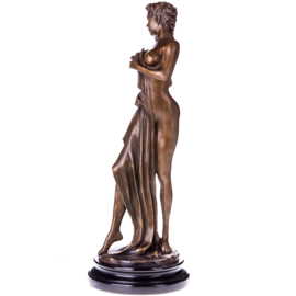 Bronzenbeeld elegante vrouw met stola