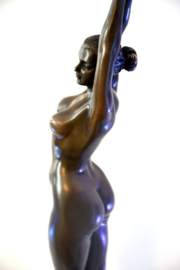 Sierlijke naakte bronzen vrouw