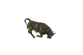 Aanvallende stier bronzen beeld