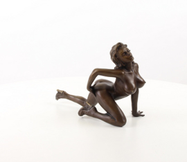 Kruipend naakte vrouw bronzen beeld