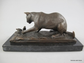 Spelende kat of poes bronzen beeld