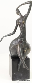 Abstract bronzen beeld naakte vrouw