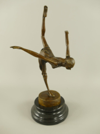Arabesk danseres bronzenbeeld
