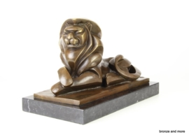 Bronzen liggende Art Deco leeuw