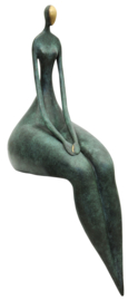 Abstract bronzen zittende vrouw beeld