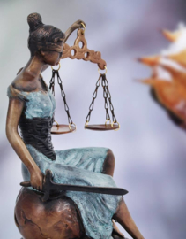 Justitia zittend groen patina beeld