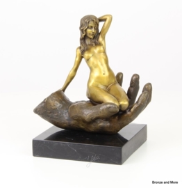 Vrouw in mannenhand bronzen beeld