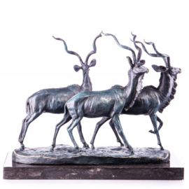 Drie bronzen antilopen beelden