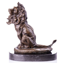 Zittende bronzen leeuw beeld