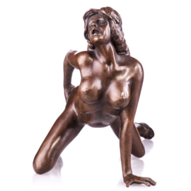 Naakte vrouw op knieën brons beeld