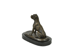 Boxerhond zittend bronzen beeld
