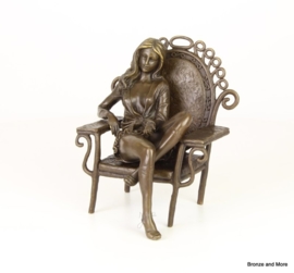 Bronzen beeld vrouw in pauwstoel