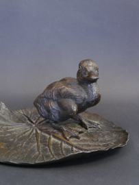 Eendje op waterlelieblad bronsbeeld