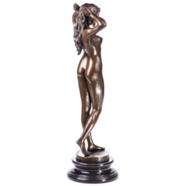 Vrouwelijk groot naakt bronzenbeeld