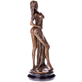 Bronzenbeeld elegante vrouw met stola