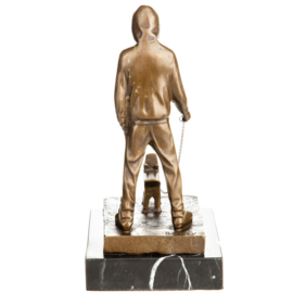 Bronzen beeld de hondenuitlater naar Banksy
