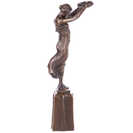 Vrouw met lauwerkrans bronzenbeeld