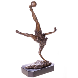 Voetballer met bal bronzenbeeld
