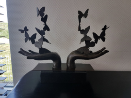 Bronzen hand met zes vlinders beeld