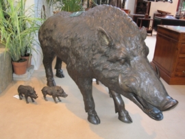 Everzwijn met biggen bronzen beeld