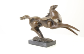 Abstract galopperend paard bronzenbeeld