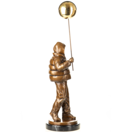 Bronzenbeeld Golden Balloon Boy naar Banksy