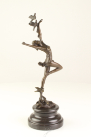 Bronzen danseres met duivenbeeld