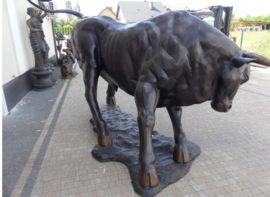 Supergrote aanvallende bronzen stier