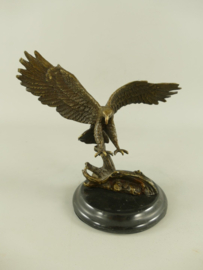 Landende adelaar bronzenbeeld