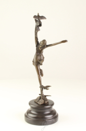 Bronzen danseres met duivenbeeld