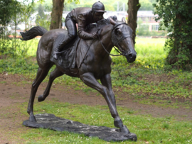 Jockey op renpaard brons beeld