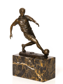 Bronzen beeld voetballer met bal