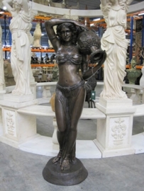 Bronzen fontein vrouw met waterkruik