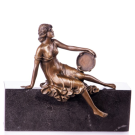 Bronzen vrouw met tamboerijn beeld